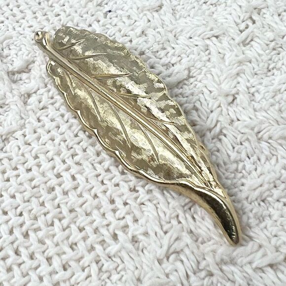 Vintage Gold Tone Leaf Brooch Pin Lightweight Large - Picture 2 of 4